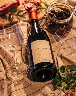 Na patře vůně kandovaného ovoce meruňky, bílé broskve a grapefruitu, krásná rovnováha, minerální závěr, s rozpuštěnými...