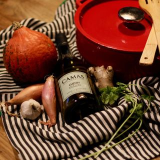 Když venku prší a v kuchyni to voní po pečené dýni 🎃 Stačí přidat sklenku Camas Chenin a den je hned o kousek hezčí 💛...